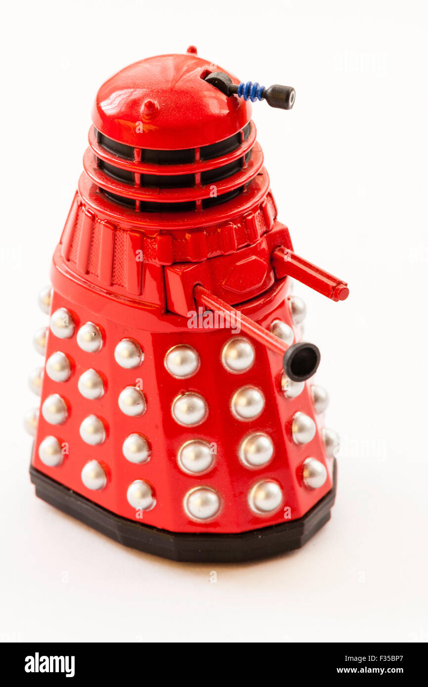 Dalek dalla BBC Dr Who serie TV. Famoso mostro di metallo. Giocattolo corgi, metallo Dalek con testa di tornitura. Modello di colore rosso su sfondo bianco. Foto Stock