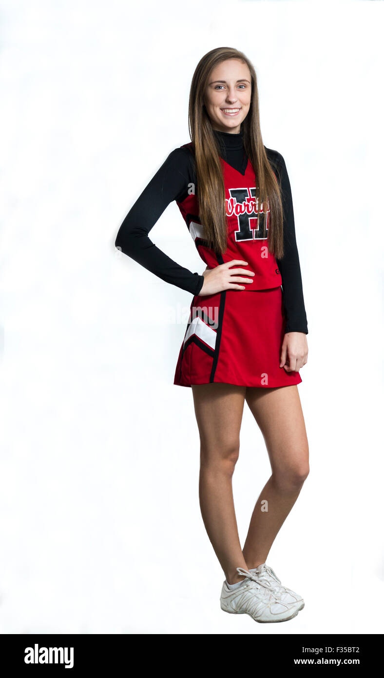 Caucasico sorridente ragazza adolescente con occhi blu e capelli lunghi marrone in una in bianco e nero e rosso vestito cheerleading, Midwest, STATI UNITI D'AMERICA Foto Stock