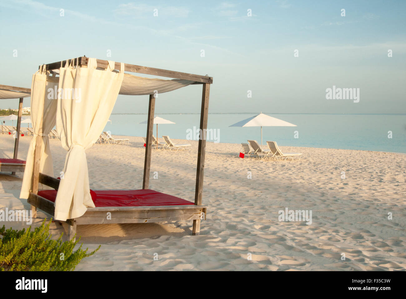 Divano letto sulla spiaggia di Grace Bay, Providenciales, Turks & Caicos Islands Foto Stock