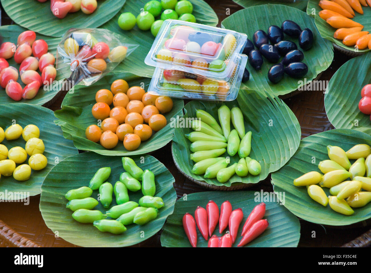 Frutta colorati separati in Foglie rotonde, street food, Bangkok, Thailandia Foto Stock