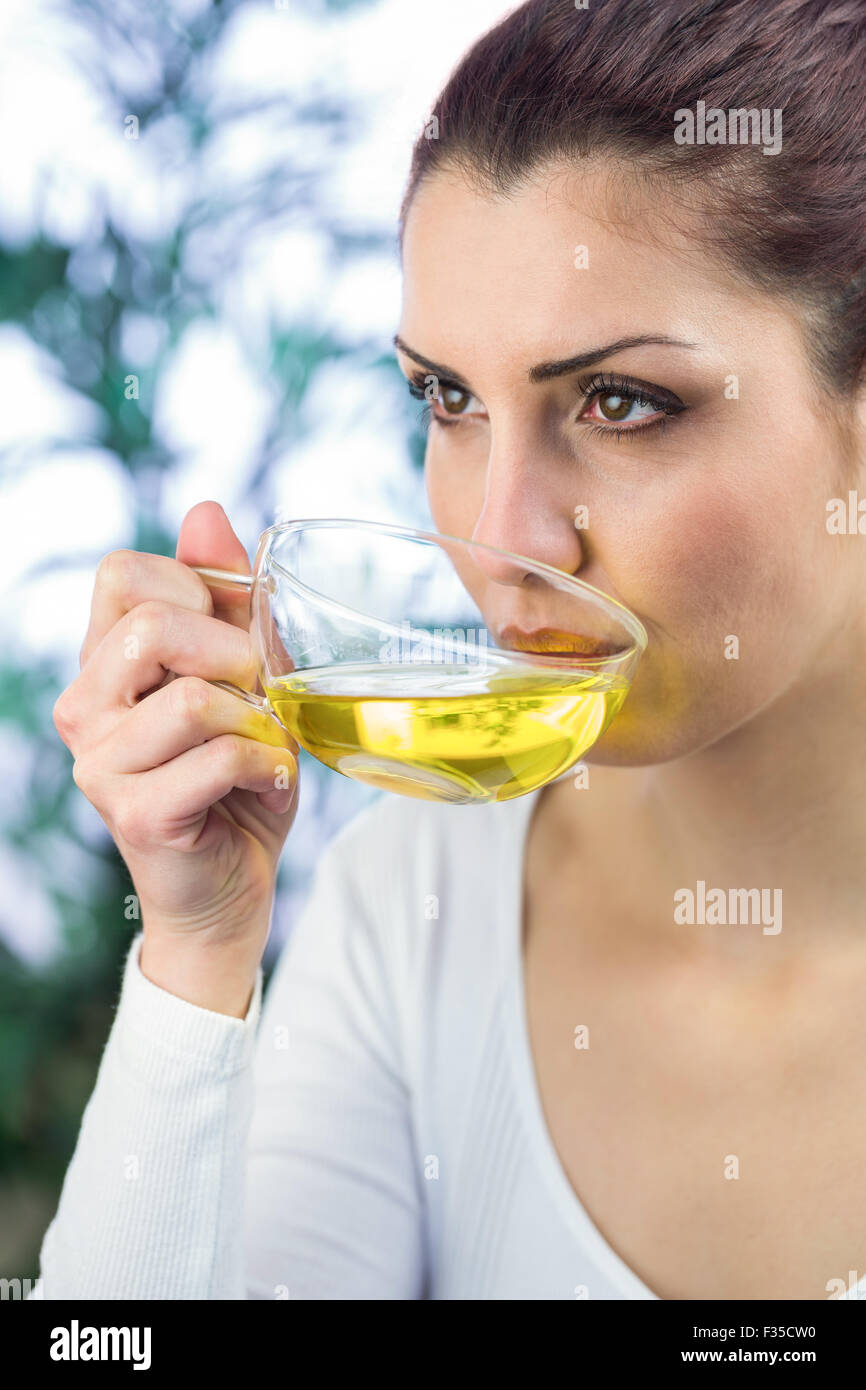 Donna di bere il tè alle erbe Foto Stock