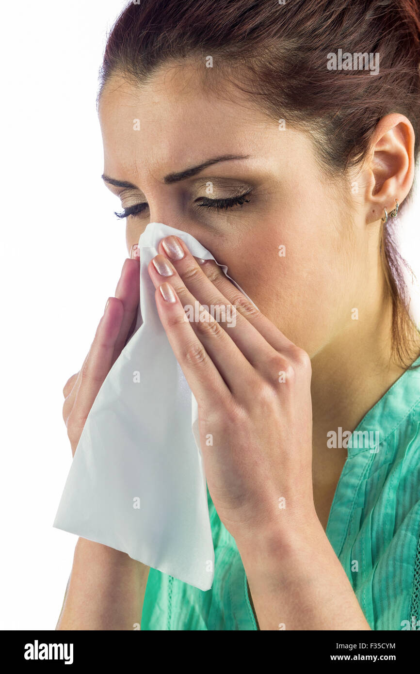 Close-up di starnuti donna con gli occhi chiusi e il tessuto sulla bocca Foto Stock