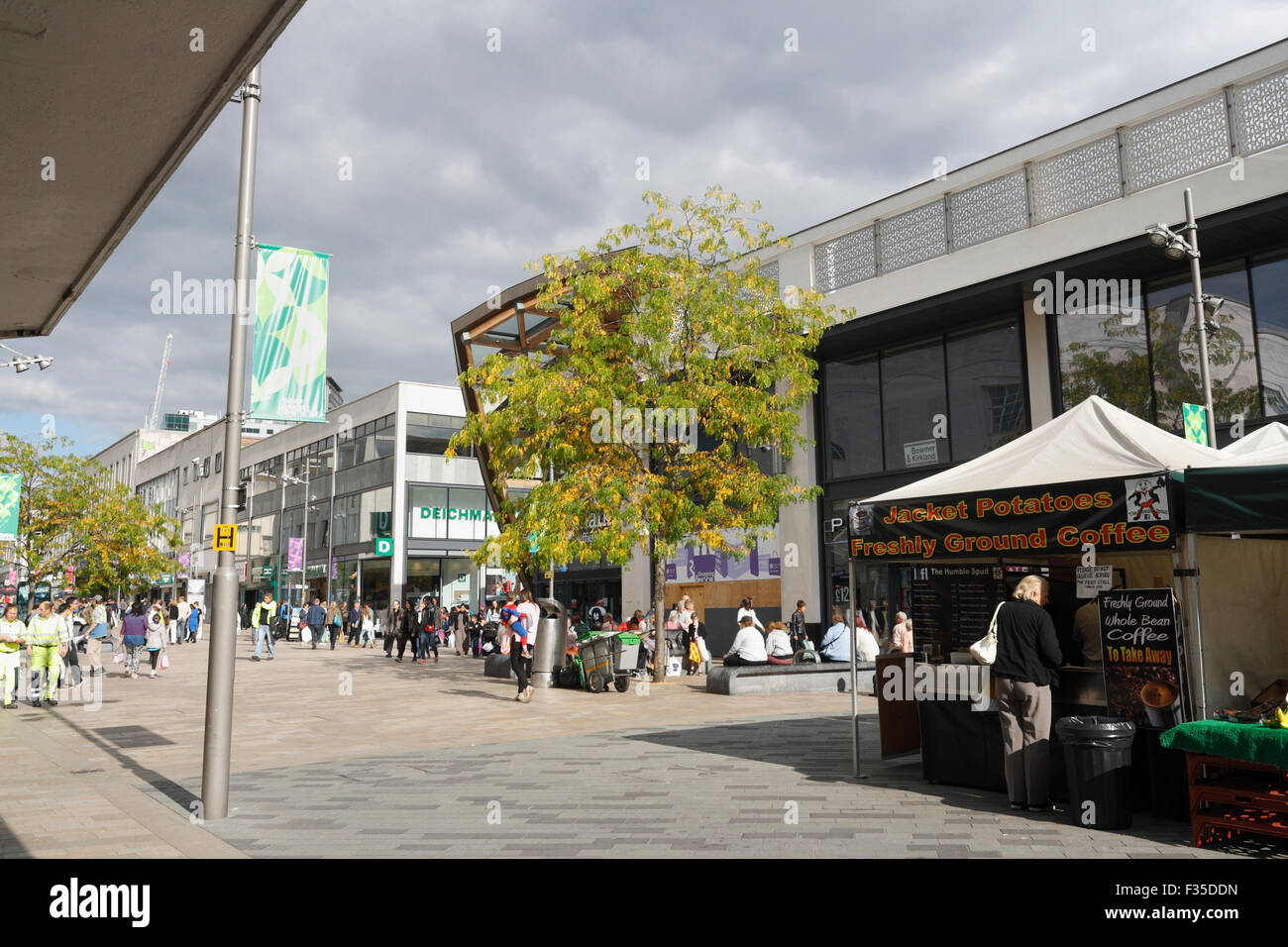 Chi fa shopping a Moor Sheffield City Centre, Inghilterra, Regno Unito, città britannica Foto Stock