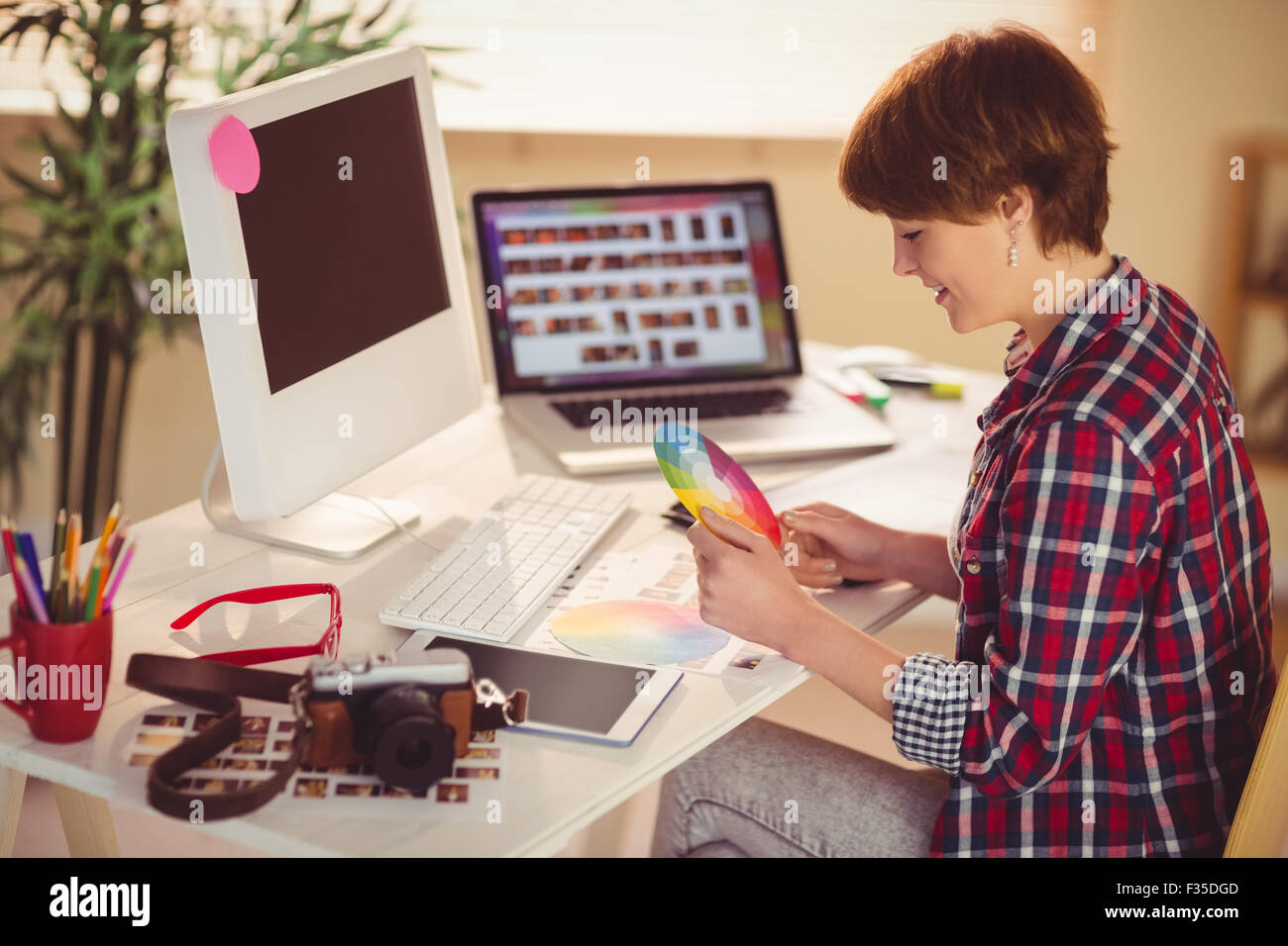 Femmina Casual designer che lavora con digitalizzatore e grafico a colori Foto Stock