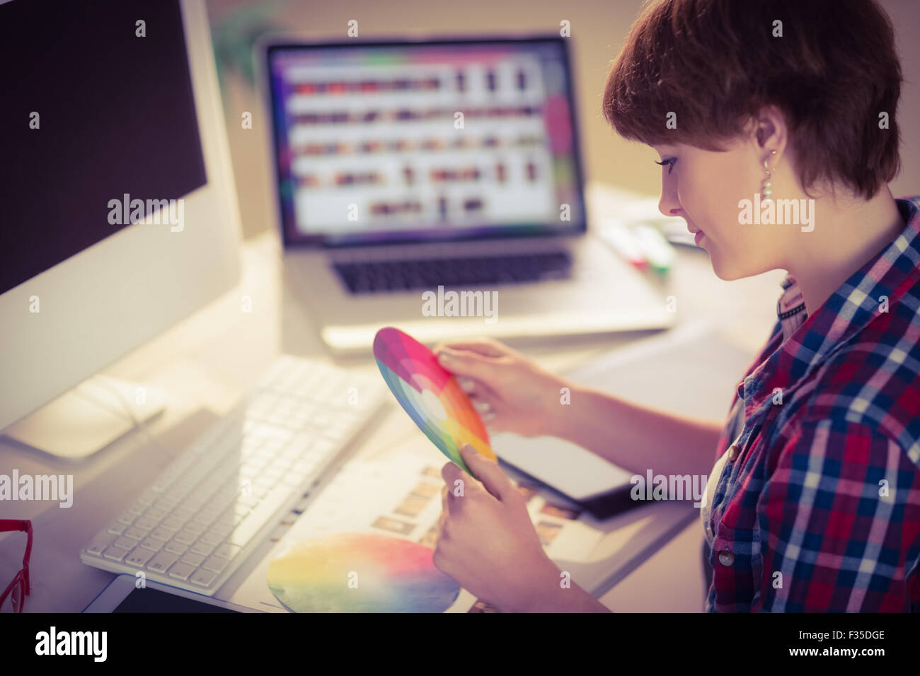 Femmina Casual designer che lavora con digitalizzatore e grafico a colori Foto Stock