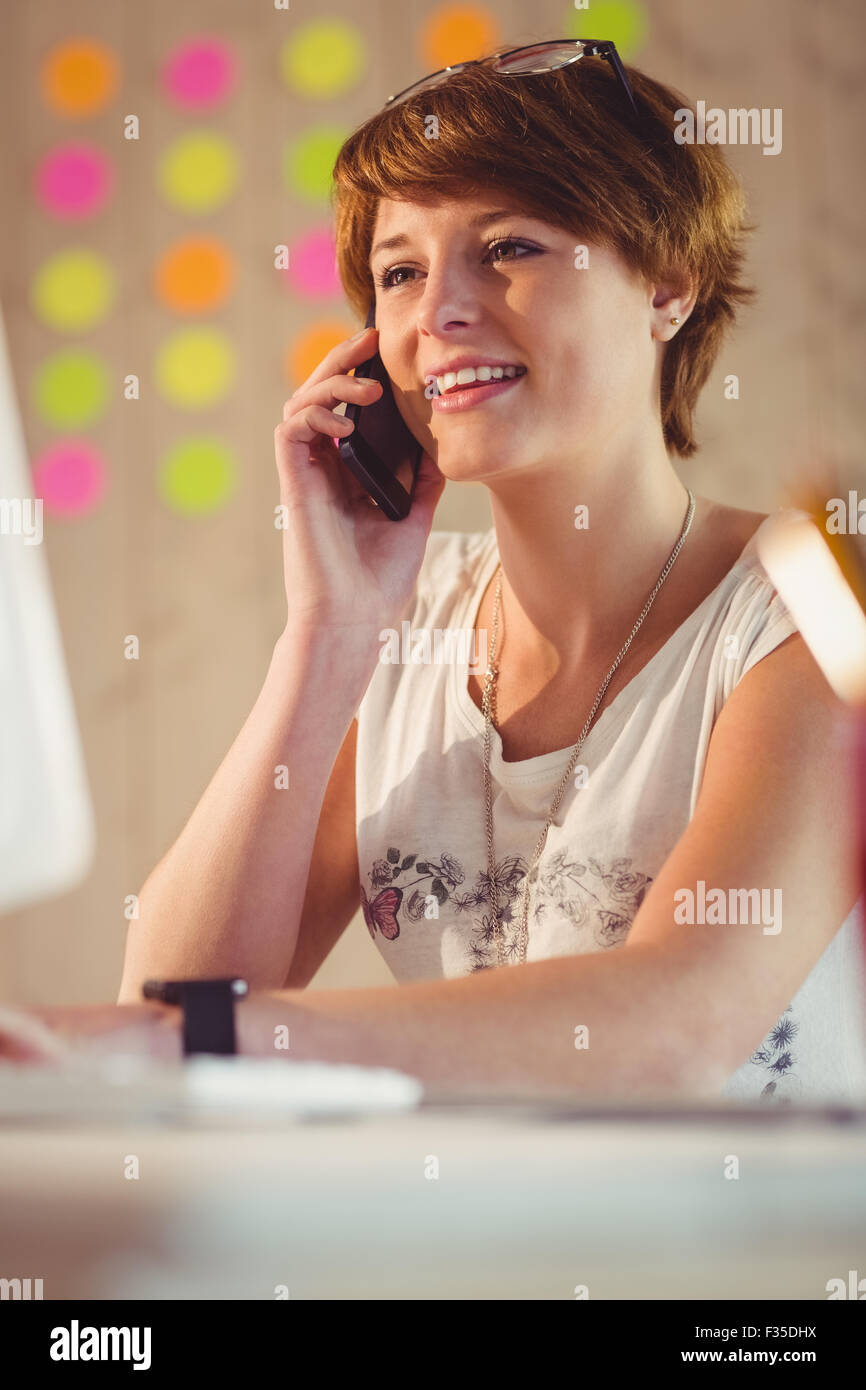 Casual imprenditrice avente una chiamata telefonica Foto Stock