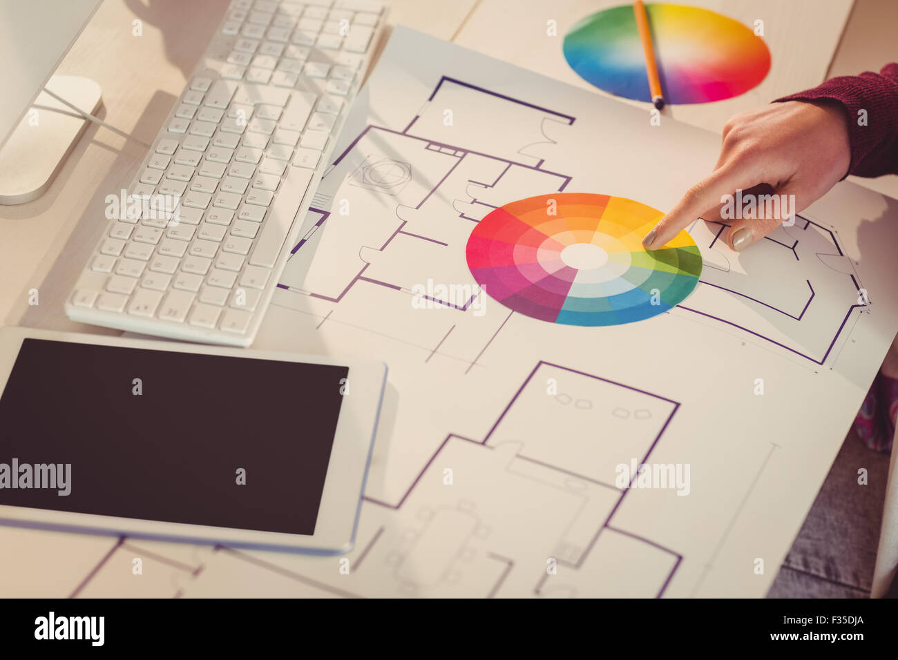 Mani che mostra colore guardare accanto a piani Foto Stock