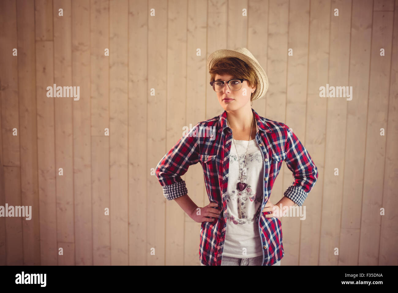 Attraente giovane donna con le mani sui fianchi Foto Stock