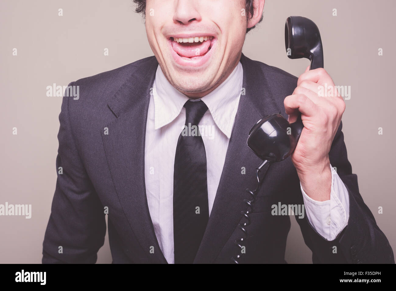 Felice giovane imprenditore è sul telefono Foto Stock