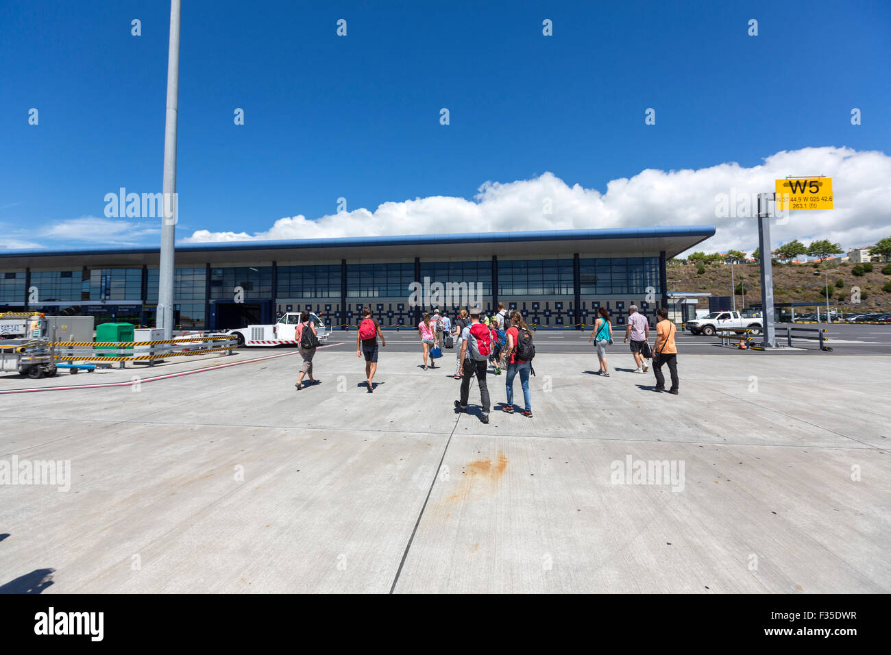 I turisti a piedi il terminal degli arrivi in João Paulo II Aeroporto, Ponta Delgada, isola Sao Miguel, Azzorre Foto Stock