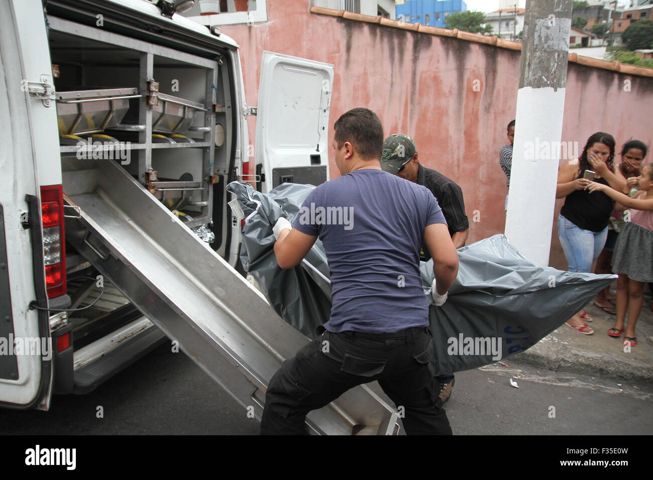 Sao Paulo, Brasile. 29Sep, 2015. Funzionari del legale Medical Institute spostare un corpo dalla casa del pittore Jorge Luiz Morais de Oliveira in Alba favela, Jabaquara, southern Sao Paulo, Brasile, sul Sett. 29, 2015. La polizia brasiliana ha trovato sette corpi nella casa di un pittore di parete in Sao Paulo, che ha riconosciuto avere ucciso tutti loro, informati su Martedì fonti ufficiali. Credito: Marcio Ribeiro/Brasile Photo Press/Estadao Conteudo/AGENCIA ESTADO/Xinhua/Alamy Live News Foto Stock