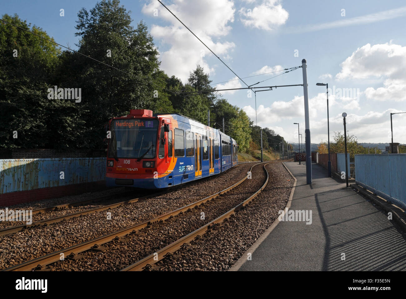 Supertram di Sheffield che corre su rotaie. Metropolitana trasporto urbano, rete metropolitana leggera binari ferroviari inglesi Foto Stock