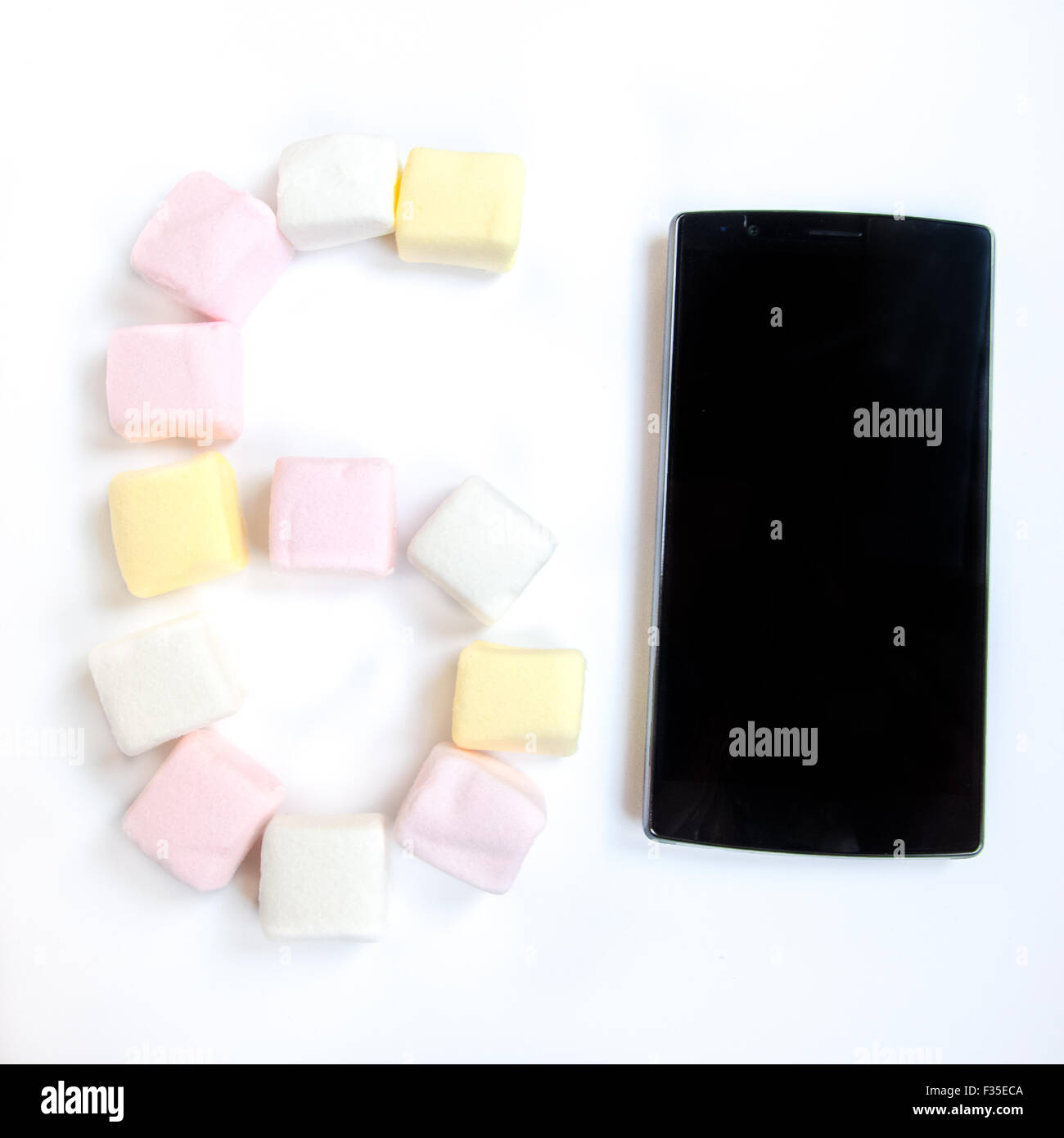 Telefono cellulare con colorato marshmallows caramelle Foto Stock