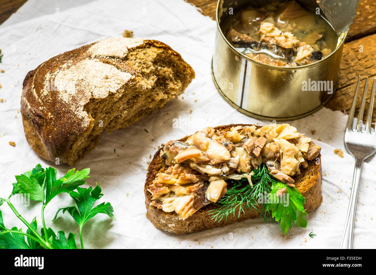 Conserve di pesce in olio sandwich di aringa in stile rustico Foto Stock