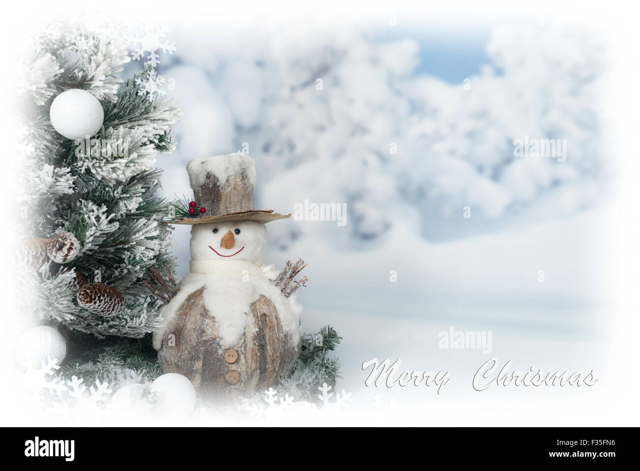 Merry Christmas greeting card con pupazzo di neve accanto ad albero Foto Stock