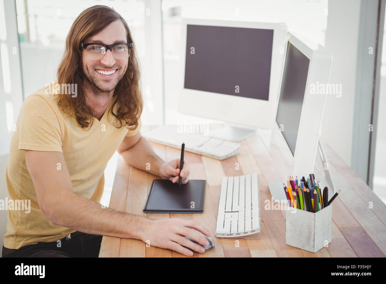 Ritratto di felice hipster con la tavoletta grafica Foto Stock
