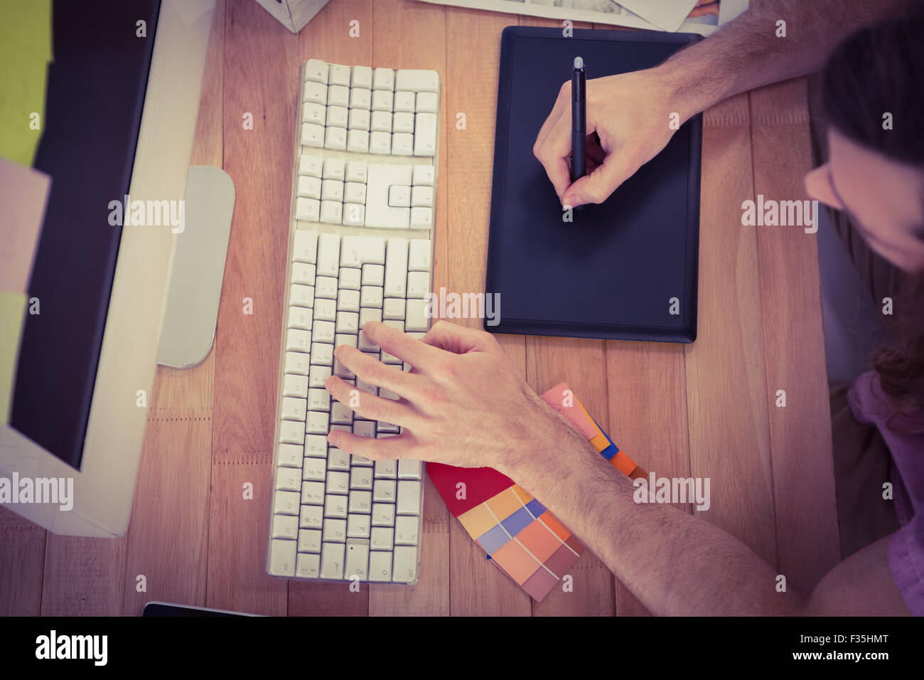 Immagine ritagliata di di uomo con tavoletta grafica e il computer Foto Stock