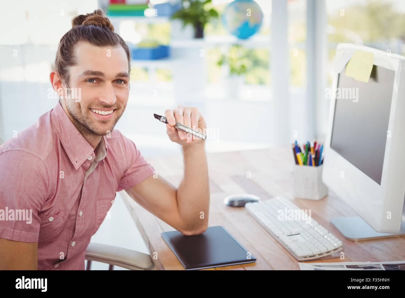 Ritratto di certi businessman holding sigaretta elettronica Foto Stock