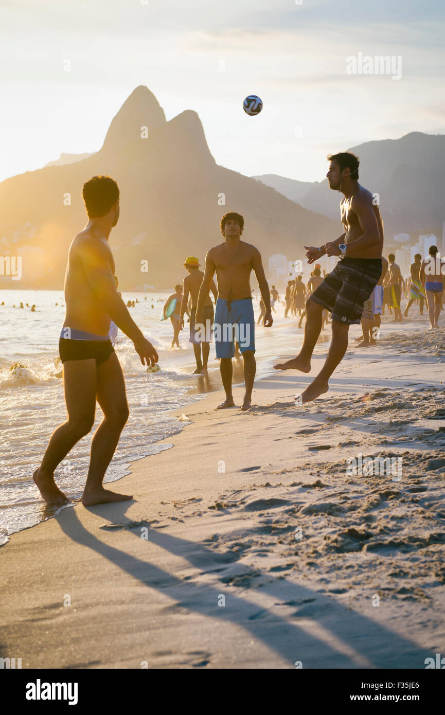 RIO DE JANEIRO, Brasile - 18 gennaio 2014: i giovani brasiliani giocare keepy uppy calcio sulla spiaggia o altinho, sulla spiaggia di Ipanema. Foto Stock