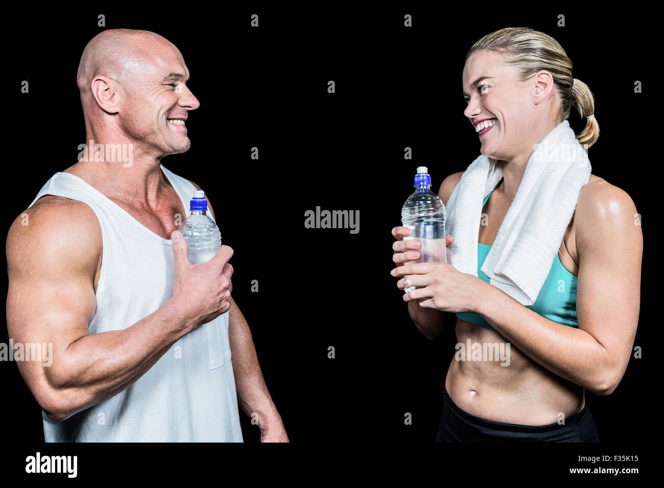 Allegro atleta gli amici con una bottiglia d'acqua Foto Stock
