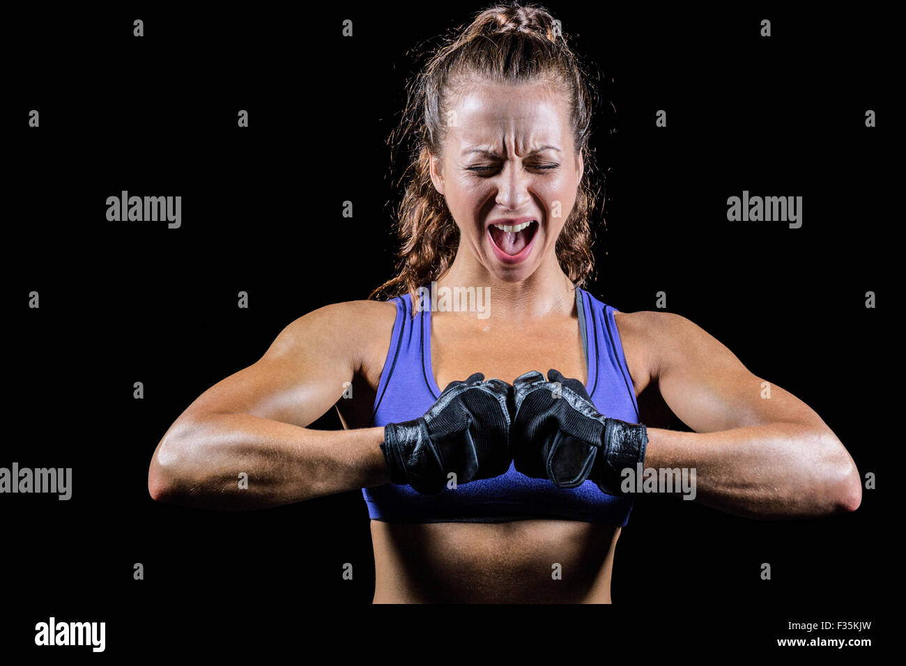 Aggressivo boxer femmina muscoli di flessione Foto Stock