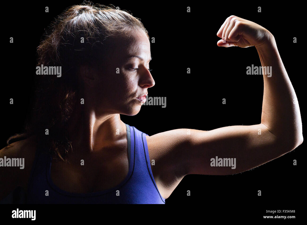 Fiducioso atleta femminile i muscoli di flessione Foto Stock
