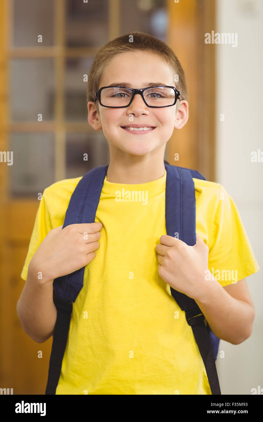 Pupilla sorridente con zainetto in aula Foto Stock