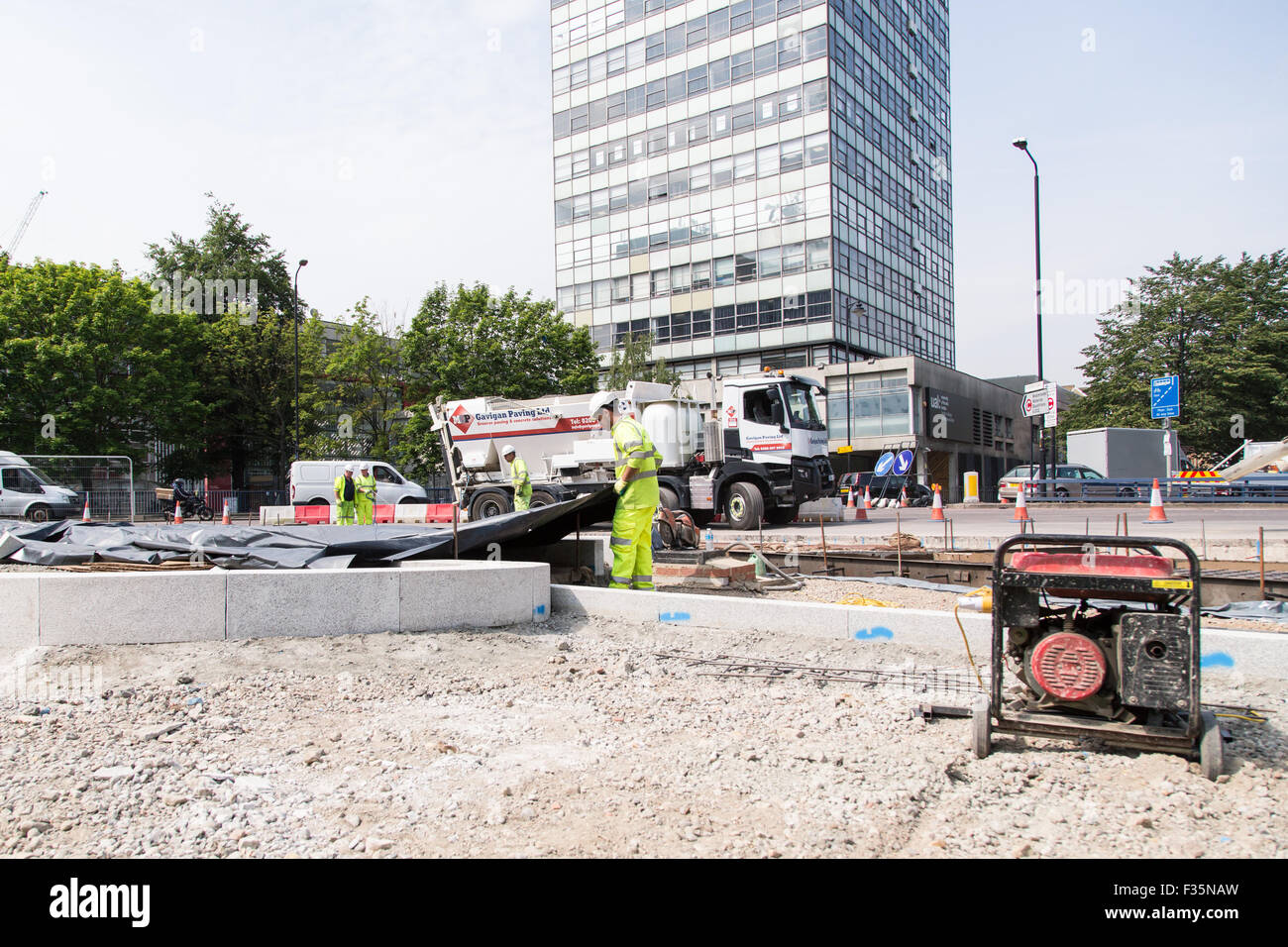 I lavoratori iniziano a modernizzare la rotonda del nord a Elephant & Castle, Londra. Foto Stock