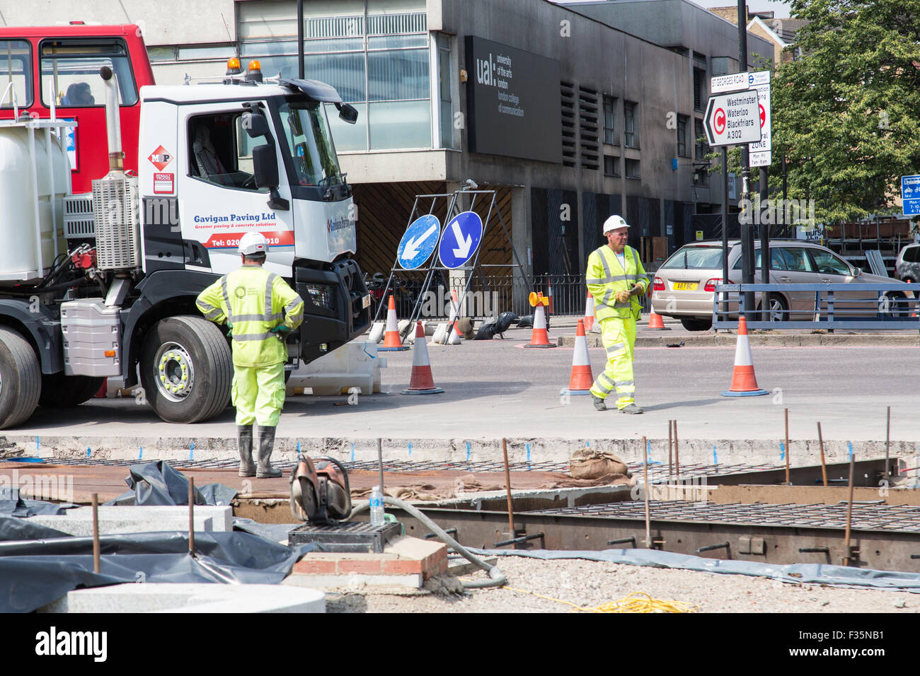 I lavoratori iniziano a modernizzare la rotonda del nord a Elephant & Castle, Londra. Foto Stock