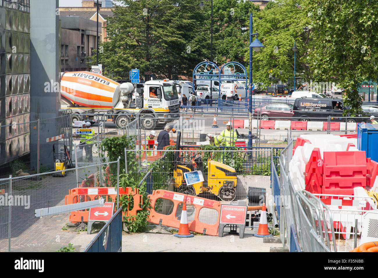 I lavoratori iniziano a modernizzare la rotonda del nord a Elephant & Castle, Londra. Foto Stock