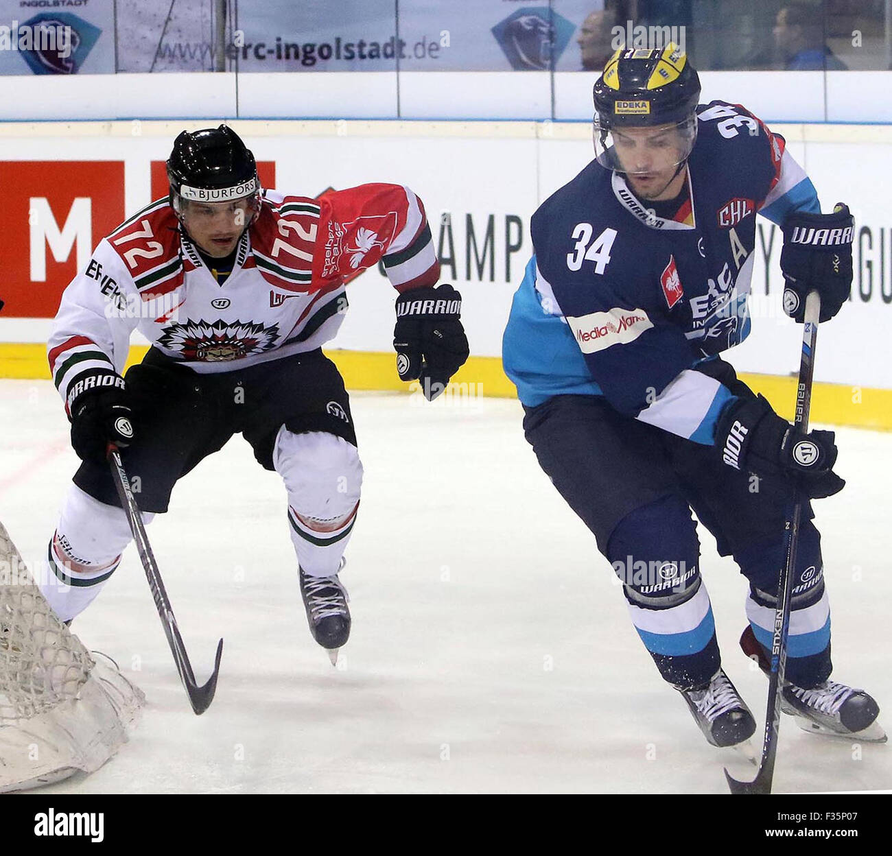 Sett. 29, 2015 - Ingolstadt, Baviera, Germania - da sinistra Patrick CARLSSON (Goeteborg), Benedikt KOHL (Ingolstadt), .Ice Hockey Hockey Champions League CHL,ERC Ingolstadt vs Froelunda Goteborg, Ingolstadt, Saturn-Arena,Settembre 29th, 2015, nel primo knock out round della CHL vince Ingolstadt contro Goeteborg nel primo match 4:2 (credito Immagine: © Wolfgang Fehrmann/Wolfgang Fehrmann via ZUMA filo) Foto Stock