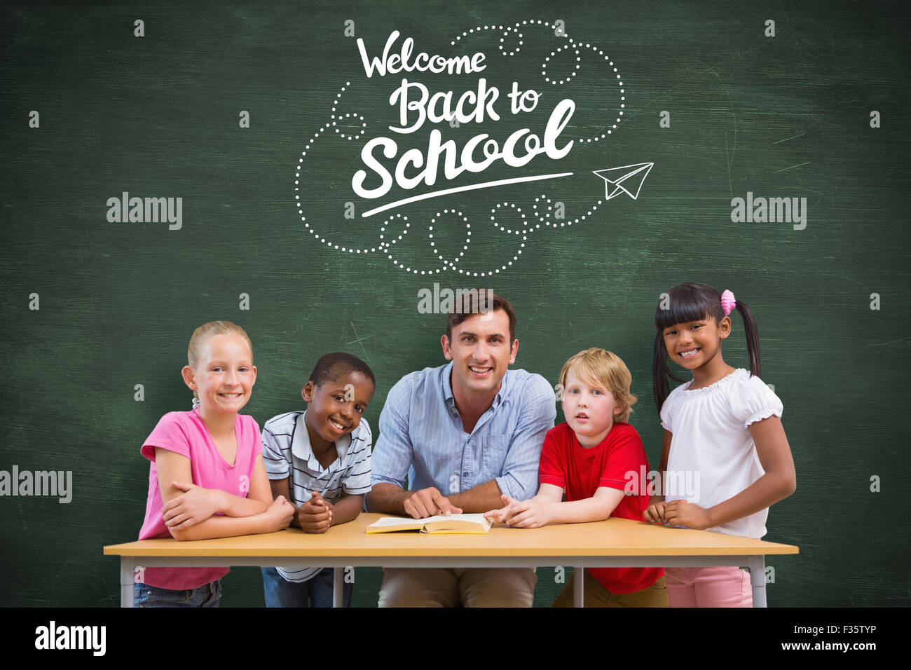 Immagine composita di insegnanti e alunni sorridente in telecamera in libreria Foto Stock