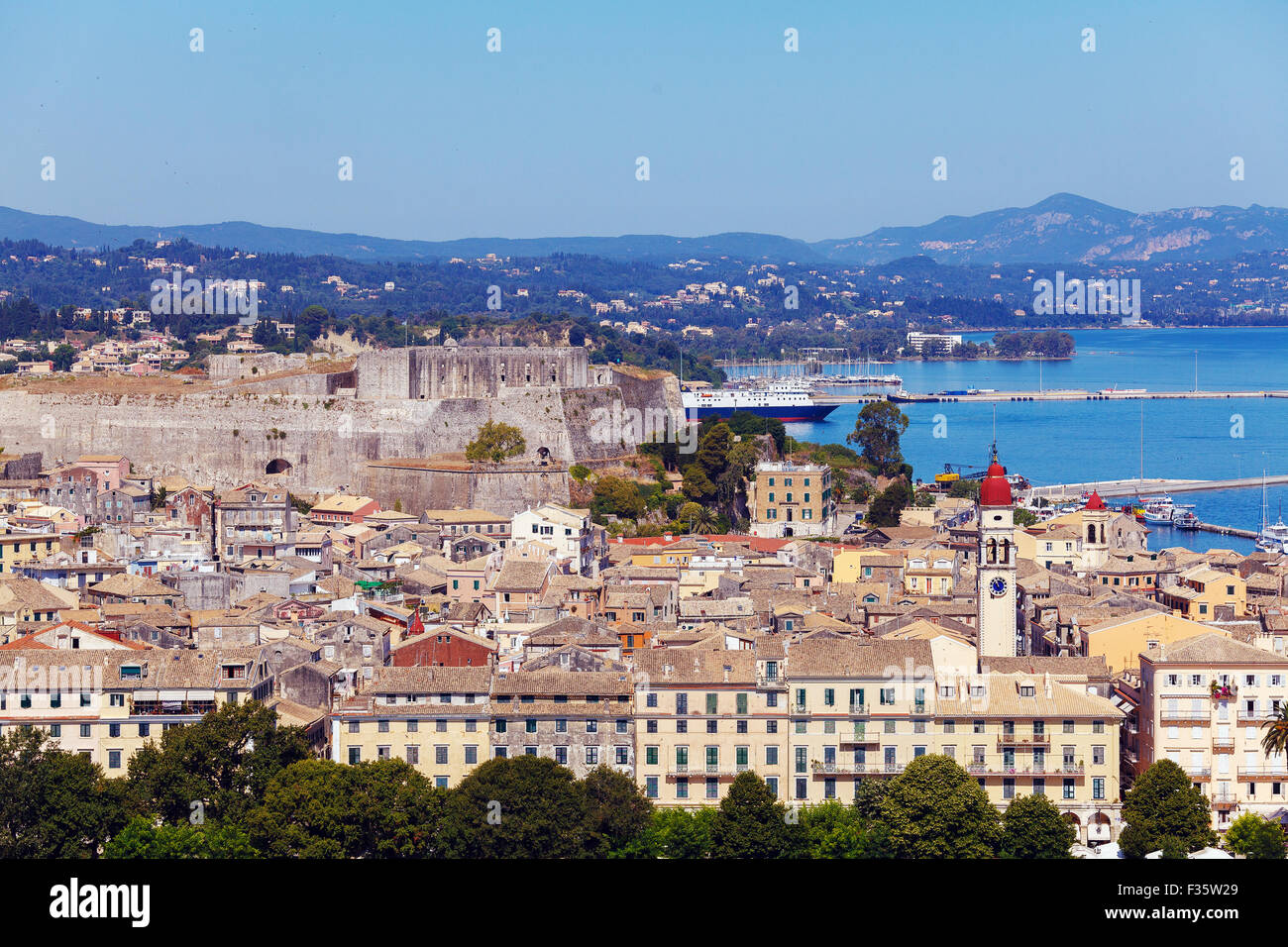 Vista aerea dalla vecchia fortezza sulla città con la nuova fortezza, Corfu, l'isola di Corfù, Grecia Foto Stock