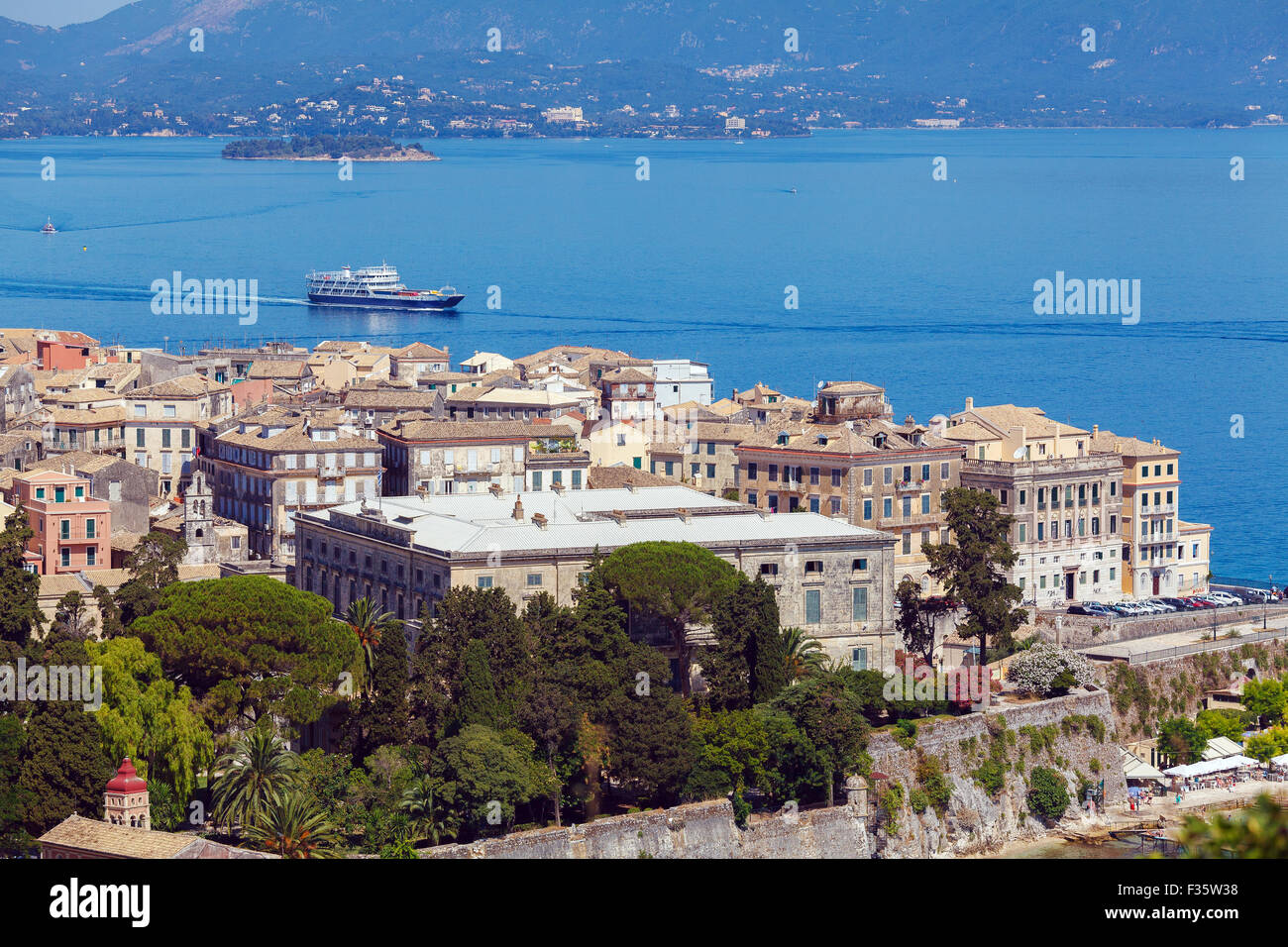 Vista aerea dalla vecchia fortezza sulla città con la nuova fortezza, Corfu, l'isola di Corfù, Grecia Foto Stock