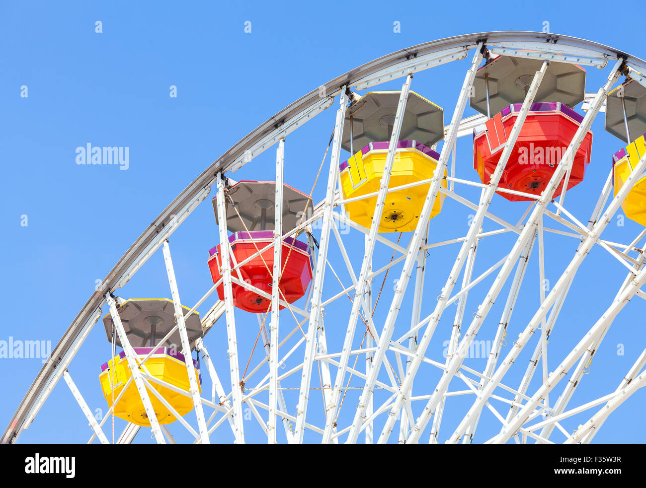 Chiudere l immagine della ruota panoramica Ferris contro il cielo blu nel parco di divertimenti. Foto Stock