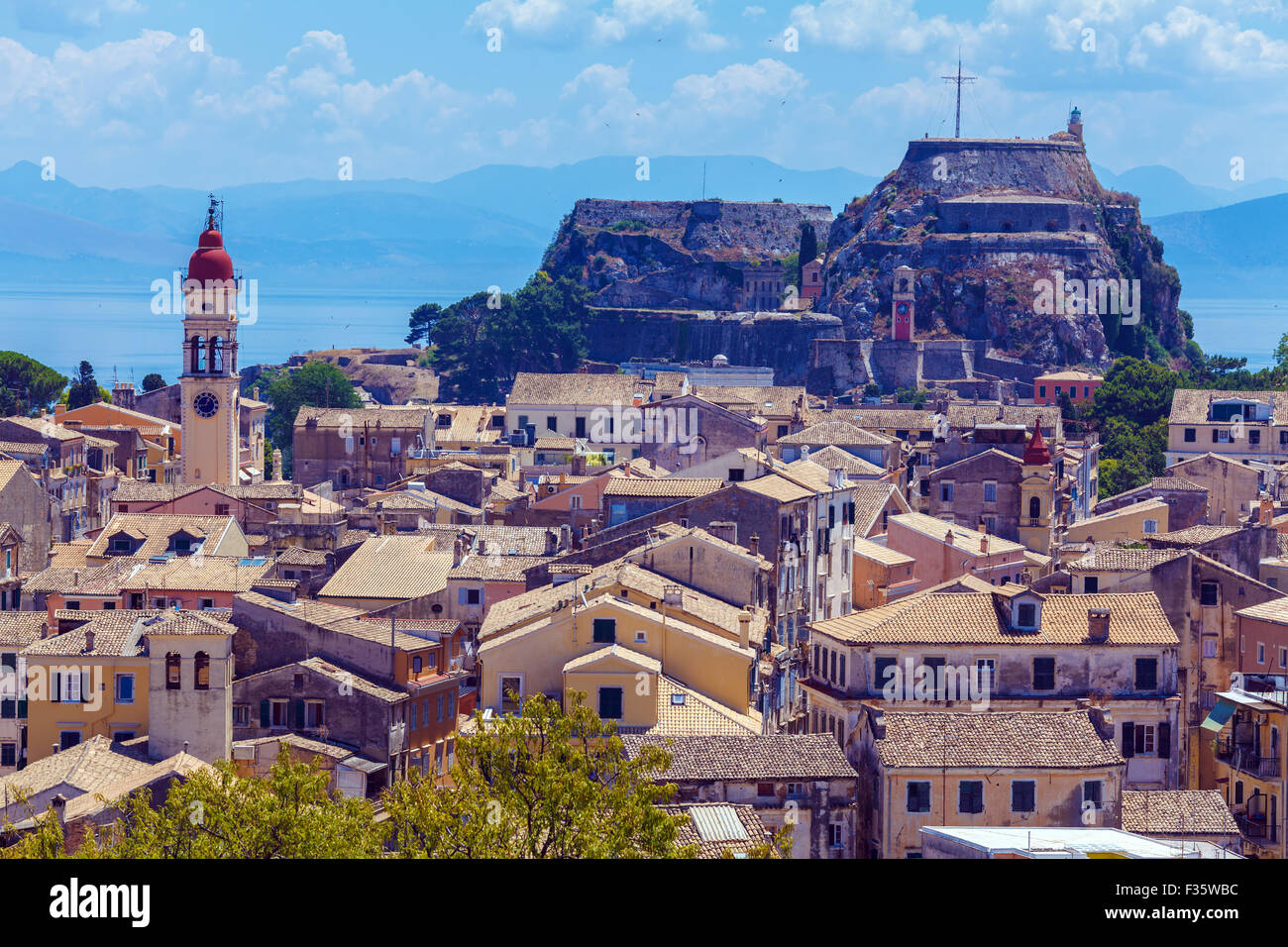 Vista aerea dalla nuova fortezza sulla città con fortezza od prima del tramonto, Corfu, l'isola di Corfù, Grecia Foto Stock