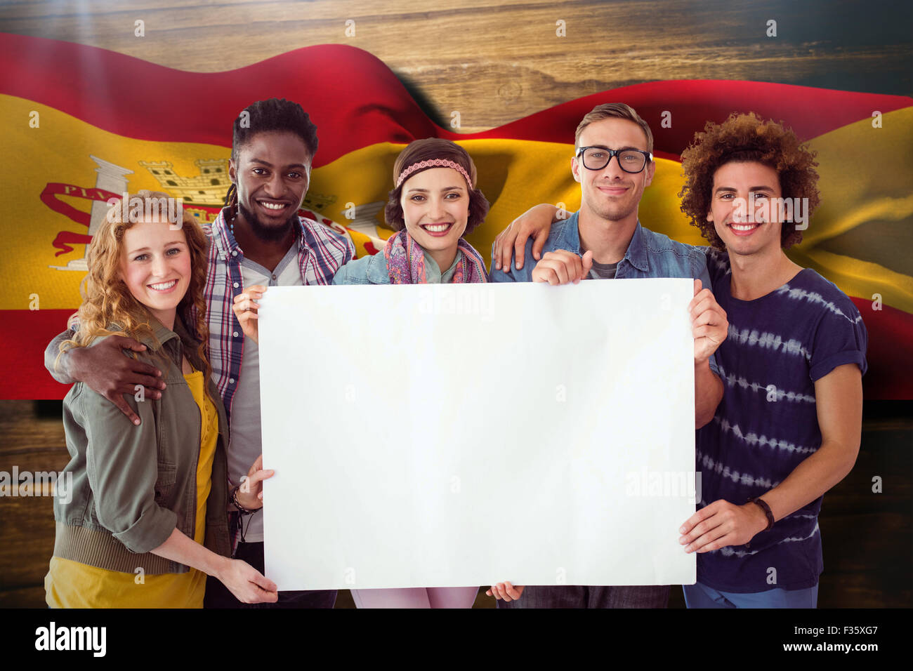 Immagine composita di studenti di moda sorridente in telecamera insieme Foto Stock