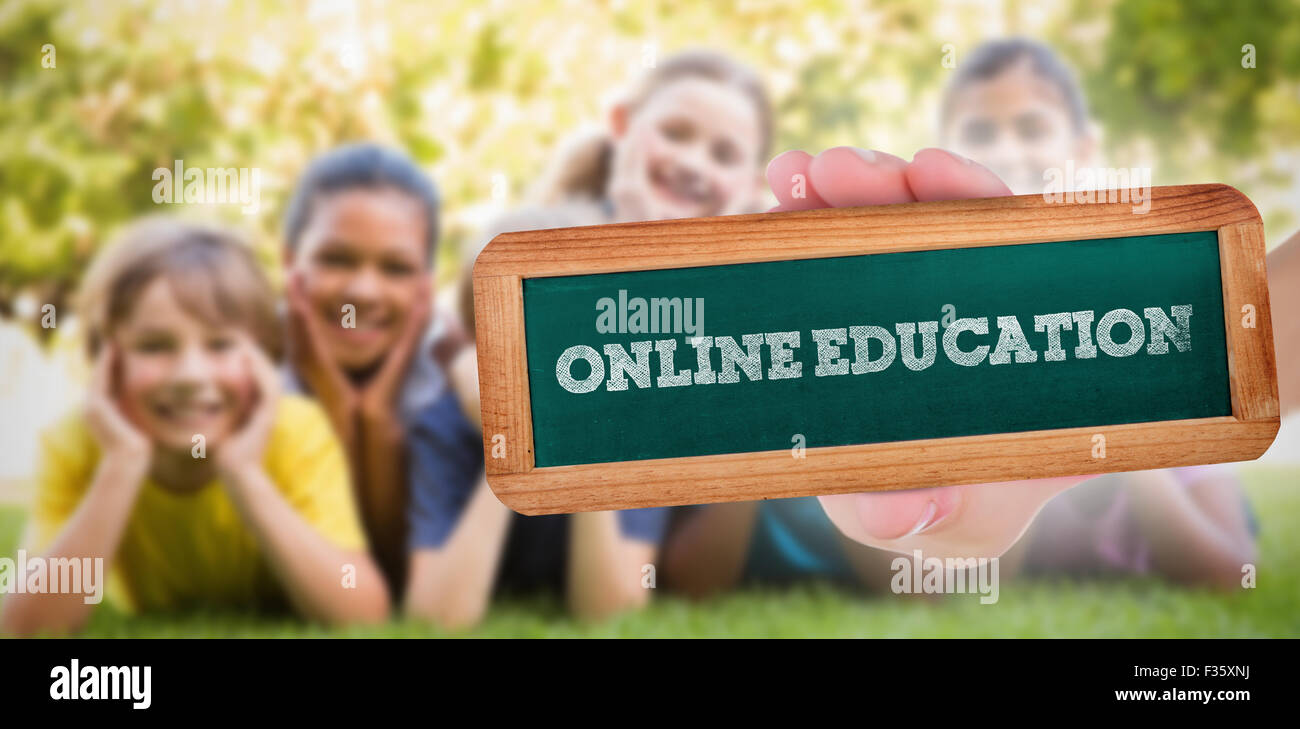 Educazione on line contro happy amici nel parco Foto Stock