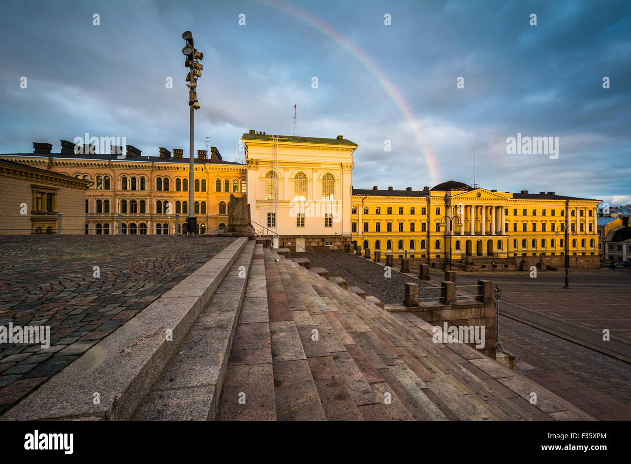 Rainbow su Senaatintori, la Piazza del Senato al tramonto, a Helsinki in Finlandia. Foto Stock
