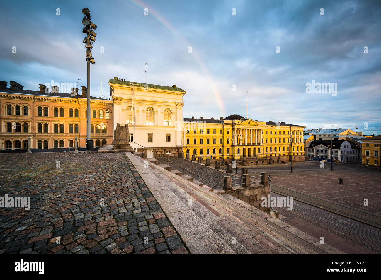 Rainbow su Senaatintori, la Piazza del Senato al tramonto, a Helsinki in Finlandia. Foto Stock