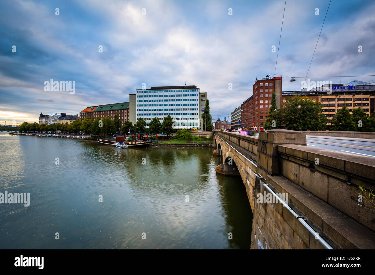 Långa bron e gli edifici in Hakaniemi, a Helsinki in Finlandia. Foto Stock