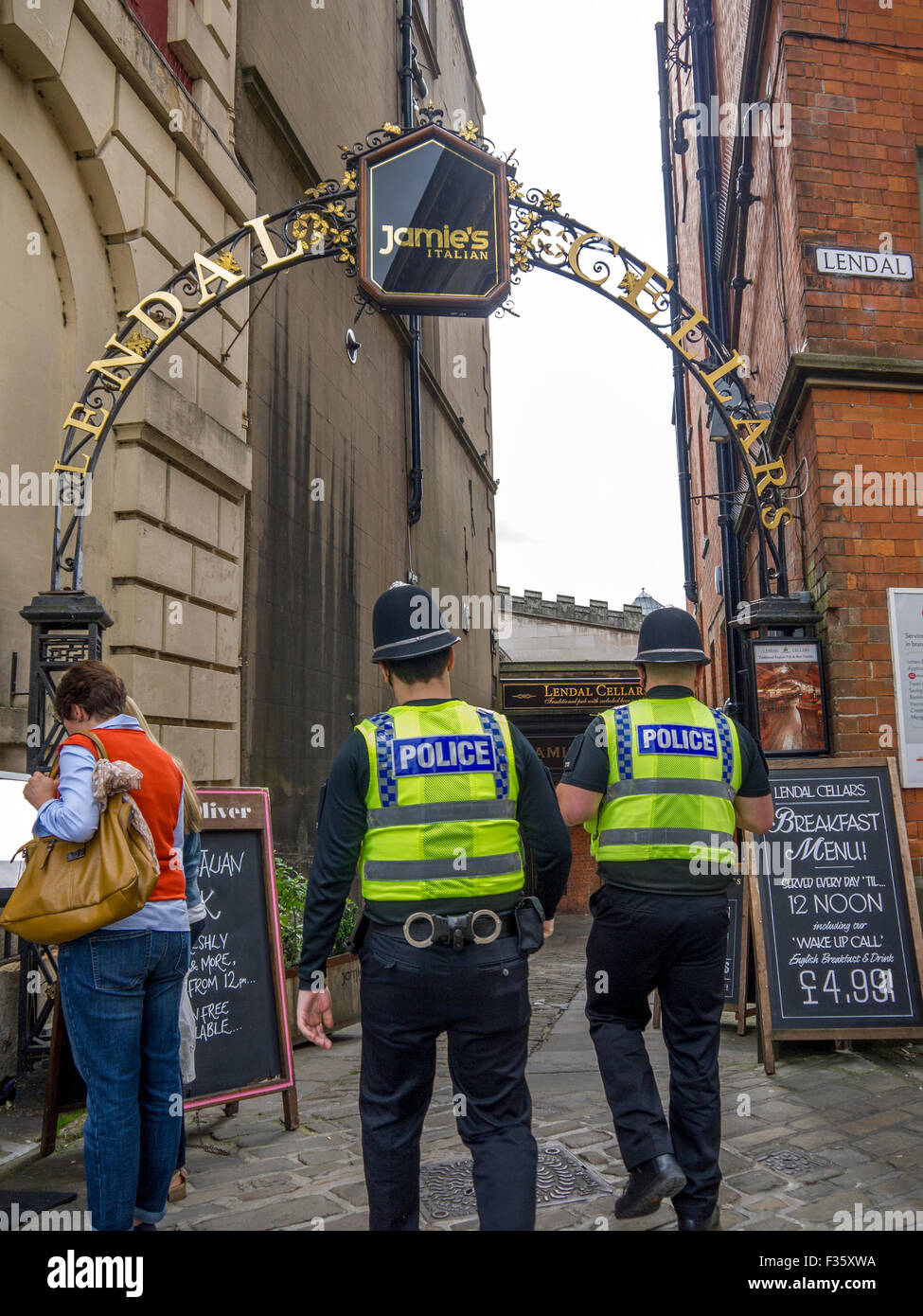 La polizia di entrare nel Jamies ristorante italiano in York Foto Stock