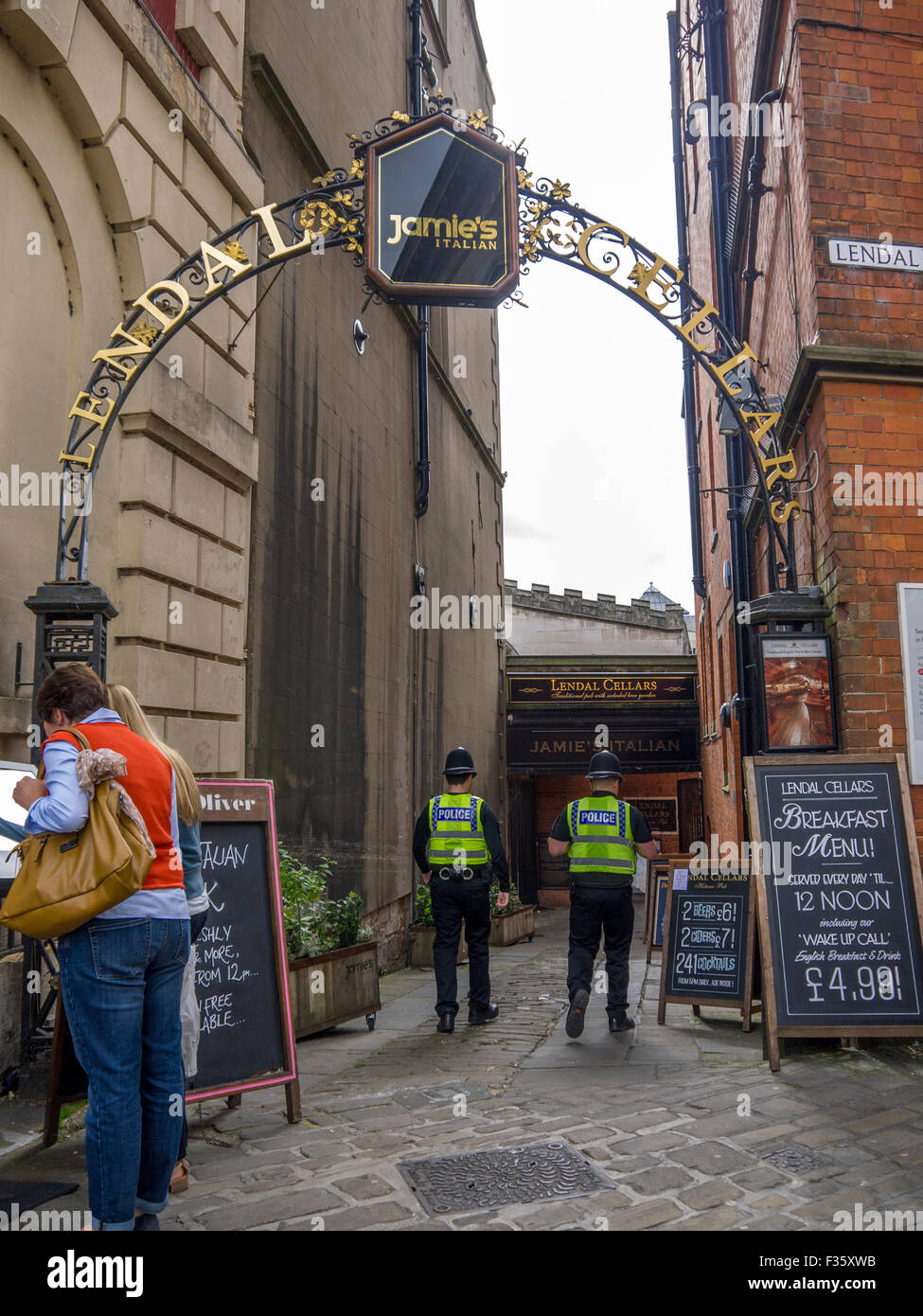 La polizia di entrare nel Jamies ristorante italiano in York Foto Stock