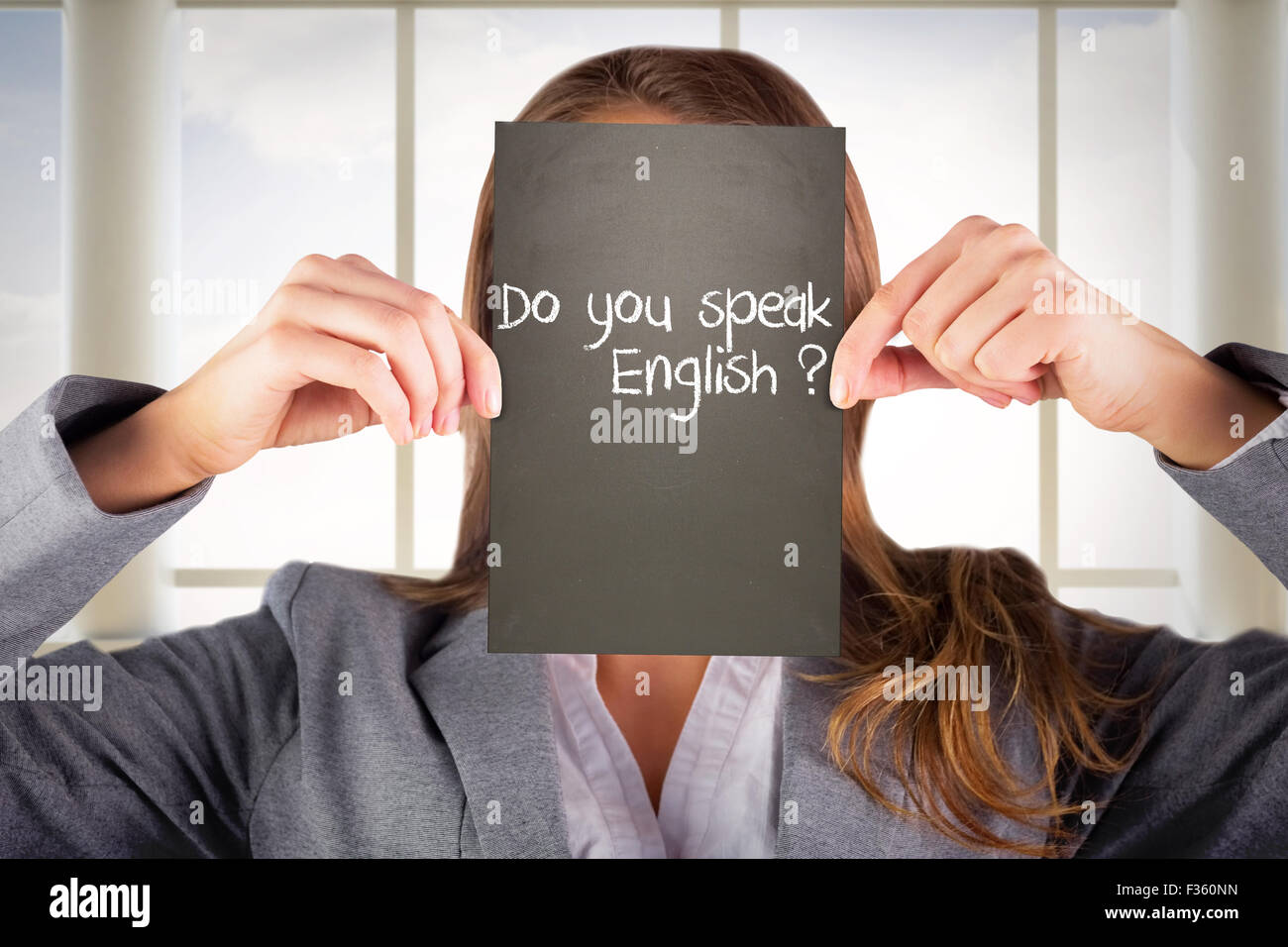 Immagine composita di imprenditrice che mostra card Foto Stock