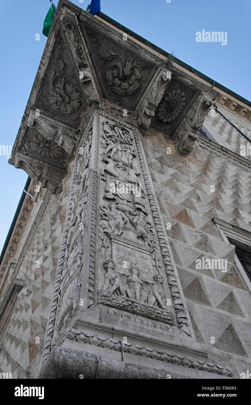 Balcone ad angolo del Palazzo dei Diamanti Foto Stock