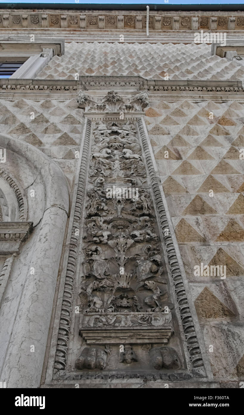 Particolare della facciata del Palazzo dei Diamanti Foto Stock