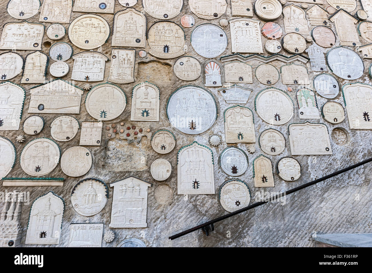 L'intera parete lungo le scale è occupata da rilievi di monasteri e chiese provenienti da diverse parti del mondo . Foto Stock