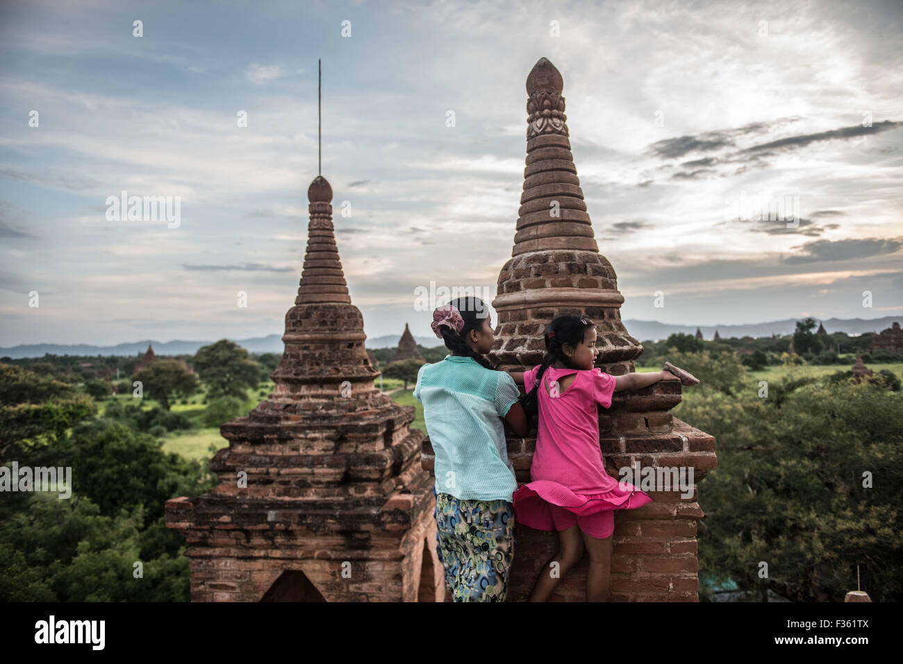I bambini giocano su di un tempio di Bagan, Myanmar. Foto Stock