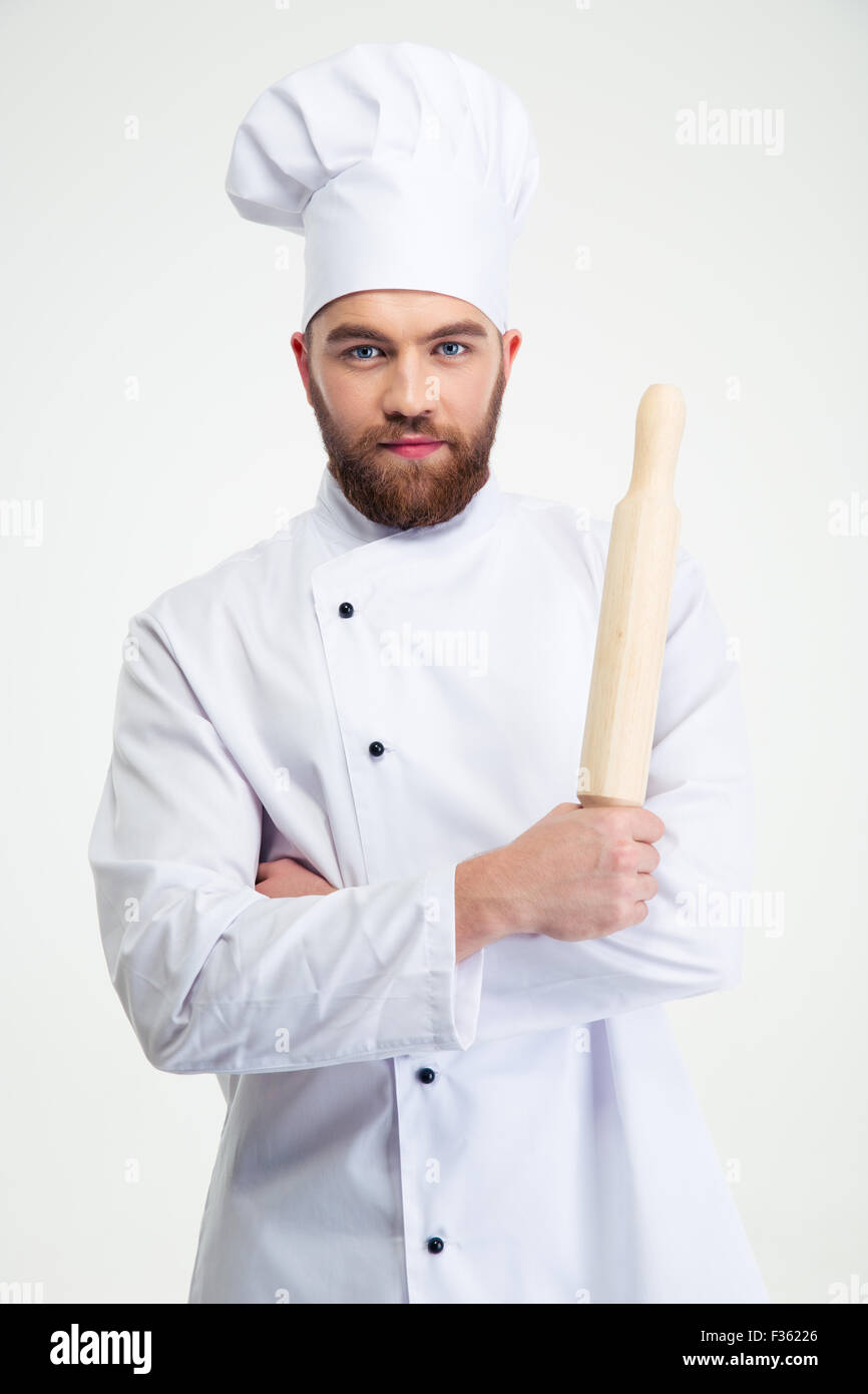 Ritratto di un bel maschio di chef di cucina tenendo un matterello isolato su uno sfondo bianco Foto Stock
