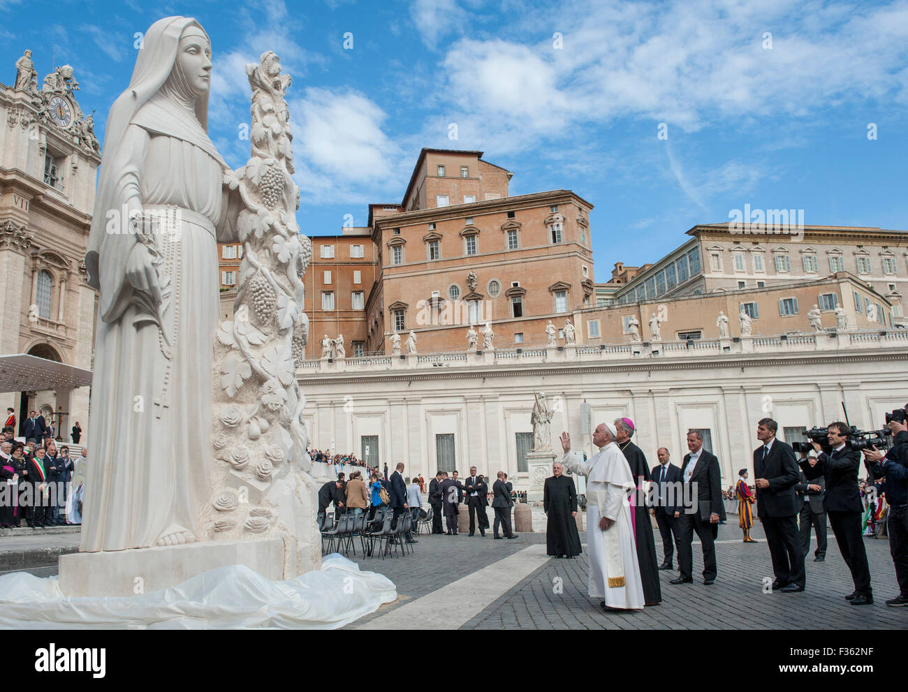 Città del Vaticano. 30 Settembre, 2015. Papa Francesco ospita udienza generale in piazza San Pietro il 30 settembre 2015 in Vaticano. © Massimo Valicchia/Alamy Live NewsVatican città. Papa Francesco sta in piedi di fronte ad una statua di Santa Rita da Cascia, al termine dell udienza generale in Piazza San Pietro in Vaticano Mercoledì, Settembre 30, 2015. Credito: Massimo Valicchia/Alamy Live News Foto Stock